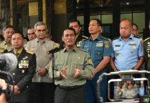 Mentan-Panglima TNI Teken MoU Kembalikan Swasembada Pangan dan Optimasi Lahan Tidur FOTO: Menteri Pertanian (Mentan) Andi Amran Sulaiman dan Panglima TNI Agus Subiyanto melakukan penandatangan Nota Kesepakatan (MoU) Kementerian Pertanian (Kementan) dengan TNI tentang Dukungan Pelaksanaan Pembangunan Pertanian di Rumah Dinas Panglima TNI, Senin, (4/12/2023).
