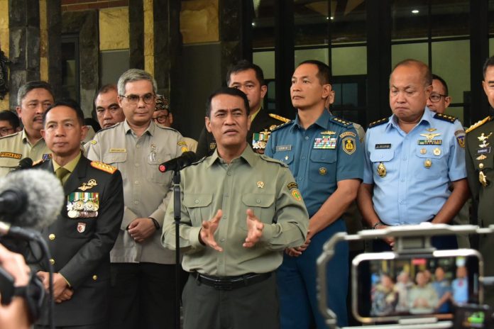 FOTO: Menteri Pertanian (Mentan) Andi Amran Sulaiman dan Panglima TNI Agus Subiyanto melakukan penandatangan Nota Kesepakatan (MoU) Kementerian Pertanian (Kementan) dengan TNI tentang Dukungan Pelaksanaan Pembangunan Pertanian di Rumah Dinas Panglima TNI, Senin, (4/12/2023).