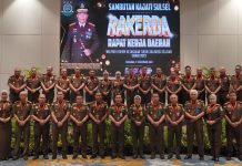 Kejati dan Kajari Gelar Rakerda, Bahas Capaian Kinerja Dilingkup Kejaksaan Tinggi Sulsel FOTO: Leonard Eben Ezer Simanjuntak, Kepala Kejaksaan Tinggi Sulawesi Selatan membuka Rapat Kerja Daerah (Rakerda) Kejaksaan Tinggi SulSel Tahun 2023, Yang digelar di Ballroom Phinisi 2 Hotel Claro Makassar, Jalan A.P. Pettarani No. 03 Kota Makassar, Senin (04/12/2023).