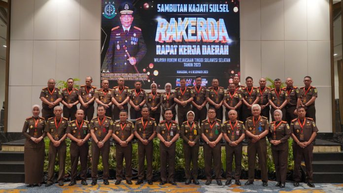 IMG-20231204-WA0464 FOTO: Leonard Eben Ezer Simanjuntak, Kepala Kejaksaan Tinggi Sulawesi Selatan membuka Rapat Kerja Daerah (Rakerda) Kejaksaan Tinggi SulSel Tahun 2023, Yang digelar di Ballroom Phinisi 2 Hotel Claro Makassar, Jalan A.P. Pettarani No. 03 Kota Makassar, Senin (04/12/2023).