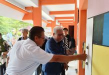 Karta Jayadi Wakili Rektor UNM Buka Pameran Karakter ‘Funtastic 4: Fun dan Fantasi’ FOTO: Wakil Rektor 2 UNM Prof. Karta Jaya, M.Sn., Dekan Fakultas Seni dan Desain Dr. Tangsi M.Sn., Para Wakil Dekan, Ketua dan Sekretaris Jurusan, Ketua Program Studi, Kepala Laboratorium Dosen Senior FSD Prof. Sofyan Salam, Prof. Azis Ahmad serta Dosen dan Mahasiswa FSD saat menghadiri pembukaan pameran yang digelar setiap akhir semester di Fakultas Seni dan Desain. Pameran ini berlangsung selama beberapa hari kedepan Selasa – Jum’at (5-8/12/2023)