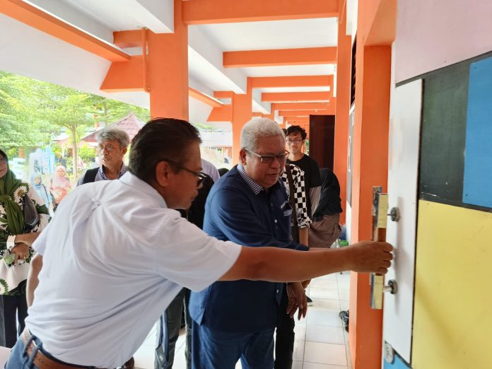 FOTO: Wakil Rektor 2 UNM Prof. Karta Jaya, M.Sn., Dekan Fakultas Seni dan Desain Dr. Tangsi M.Sn., Para Wakil Dekan, Ketua dan Sekretaris Jurusan, Ketua Program Studi, Kepala Laboratorium Dosen Senior FSD Prof. Sofyan Salam, Prof. Azis Ahmad serta Dosen dan Mahasiswa FSD saat menghadiri pembukaan pameran yang digelar setiap akhir semester di Fakultas Seni dan Desain. Pameran ini berlangsung selama beberapa hari kedepan Selasa – Jum’at (5-8/12/2023)