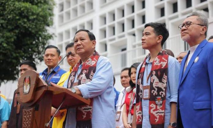 FOTO: Dari kanan Ketua umum PAN Zulkifli Hasan, Gibran Rakabuming Raka cawapres, Prabowo Subianto dan Agus Harimurti Yudhoyono Ketua umum Partai Demokrat saat berada di KPU RI beberapa waktu lalu. (ist)