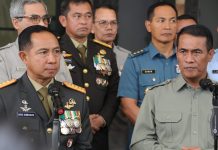 Panglima TNI Minta Prajuritnya Dampingi Petani Wujudkan Swasembada FOTO: Kiri Panglima TNI Jenderal Agus Subiyanto dan Menteri Pertanian Andi Amran Sulaiman saat memberikan keterangan persnya