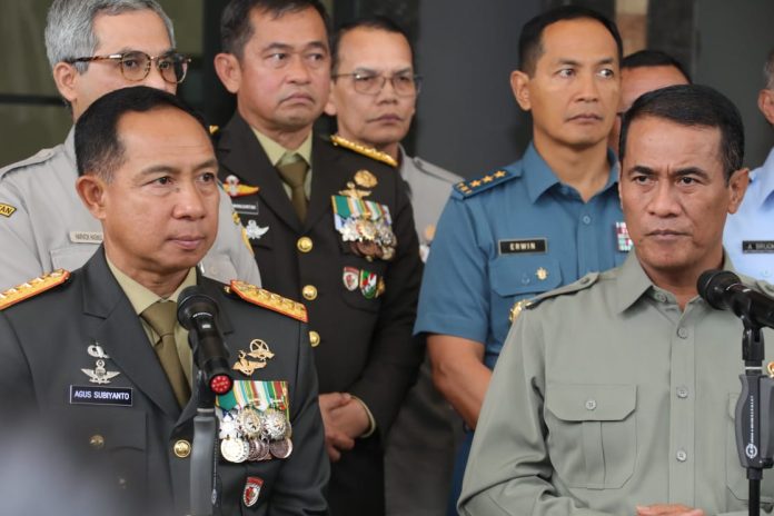 FOTO: Kiri Panglima TNI Jenderal Agus Subiyanto dan Menteri Pertanian Andi Amran Sulaiman saat memberikan keterangan persnya