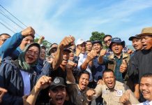 DPR-Akademisi Dukung Penuh Program Pertanian Mentan Andi Amran FOTO: Menteri Pertanian Andi Amran Sulaiman ditengah para petani di Desa Gajah Mekar, Kecamatan Kutawaringin, Kabupaten Bandung Rabu (6/12/2023)