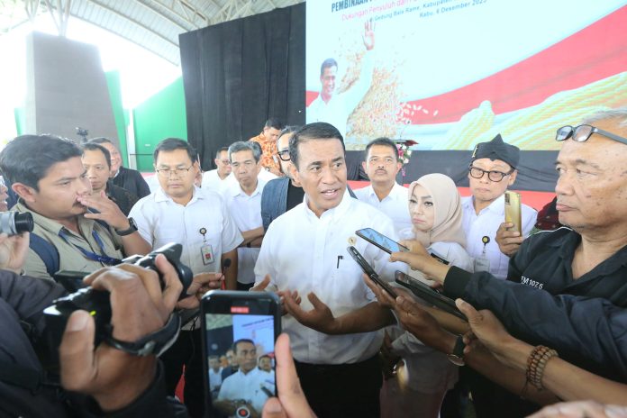 FOTO: Menteri Pertanian, Andi Amran Sulaiman usai menghadiri penyuluh pertanian wilayah Jawa Barat di Gedung Bale Rame Kecamatan Soreang, Kabupaten Bandung. Rabu (6/12).