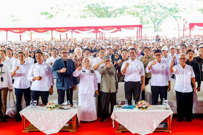 FOTO: Menteri Pertanian (Mentan), Andi Amran Sulaiman saat bersama ribuan Penyuluh Pertanian dan Petani di di Gedung Bale Rame Kecamatan Soreang, Kabupaten Bandung. Rabu (6/11).