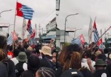 Polri Diminta Tangkap Pelaku Pengibar serta Pembawa Atribut Papua Merdeka di Hari Peringatan HAM Internasional Foto tangkap layar dari video dari aktivis Aliansi Mahasiswa Papua (AMP) di Yogyakarta pada 1 Desember 2023.