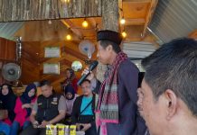 Jelang Nataru, Kapolsek Manggala: Damai itu Indah FOTO: Forum koordinasi pimpinan di kecamatan (Forkopimcam) Kecamatan Manggala silaturahmi bersama tokoh lintas agama, tomas dan tokoh pemuda di Jln. Inspeksi PAM Nipa-nipa (Pamsimas Manggala), Sabtu (9/12/23) Sore.