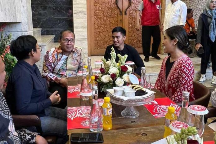 FOTO: Kanan Kaesang Pangarep baju hitam saat bersama Wali kota Makassar Moh Ramadhan Pomanto atau 'Danny di kediaman Wali kota Makassar Jalan Amirullah, Kecamatan Mamajang, Makassar. Selasa (12/12/2023).