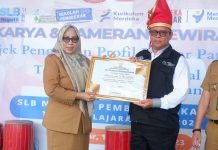 Punya Prestasi, di Hari Disabilitas Internasional, SLBN 1 Makassar Raih Penghargaan FOTO: Kiri Andi Hamjan, S.Pd., M.Pd Kepala Sekolah Inovatif SLBN 1 Makassar dan Kepala Dinas Pendidikan Provinsi Sulawesi Selatan, Kepala Bidang Pendidikan Khusus Layanan Khusus Bahasa dan Sastra Daerah (PKLK BSD) Andi Mashari, S.Pd., M.Si saat menerima penghargaan Kepala Sekolah Inovatif,