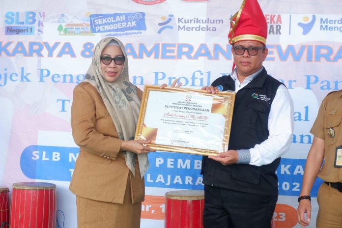 FOTO: Kiri Andi Hamjan, S.Pd., M.Pd Kepala Sekolah Inovatif SLBN 1 Makassar dan Kepala Dinas Pendidikan Provinsi Sulawesi Selatan, Kepala Bidang Pendidikan Khusus Layanan Khusus Bahasa dan Sastra Daerah (PKLK BSD) Andi Mashari, S.Pd., M.Si saat menerima penghargaan Kepala Sekolah Inovatif,