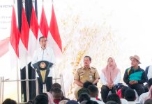 Didampingi Mentan Amran, Presiden Jokowi Sapa Puluhan Ribu Petani, Penyuluh dan Babinsa Se – Jawa Tengah FOTO: Presiden RI, Joko Widodo didampingi Menteri Pertanian, Andi Amran Sulaiman (Mentan Amran), menyapa puluhan ribu petani, penyuluh dan Babinsa se - Jawa Tengah. Rabu (13/12/2023)