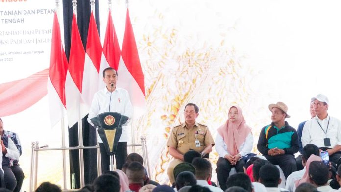 FOTO: Presiden RI, Joko Widodo didampingi Menteri Pertanian, Andi Amran Sulaiman (Mentan Amran), menyapa puluhan ribu petani, penyuluh dan Babinsa se - Jawa Tengah. Rabu (13/12/2023)