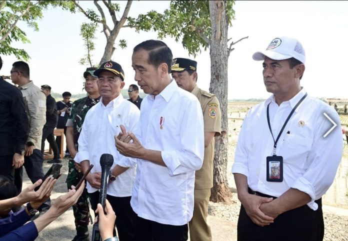 FOTO: Presiden RI, Joko Widodo dan Menteri Pertanian , Andi Amran Sulaiman saat memberikan keterangan persnya usai Indonesia, keduanya menghadiri Pembinaan Penyuluh Pertanian dan Petani di Provinsi Jawa Tengah (Jateng). Rabu (13/12/2023)