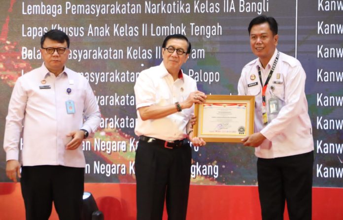 FOTO: Paling kanan, Kepala Rutan Barru, Amsar saat menerima penghargaan dari Menteri Hukum dan HAM Prof. Yasonna Hamonangan Laoly di Hotel Borobudur Jakarta Pusat pada Kamis, 14 Desember 2023.