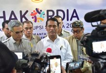 Mentan Sampaikan Masyarakat Tidak Perlu Khawatir Beras Oplosan, Aman Dikonsumsi FOTO: Menteri Pertanian Andi Amran Sulaiman saat memberikan keterangan persnya di peringatan Hari Anti Korupsi Sedunia (Hakordia) di Auditorium Utama Kantor Pusat Kementan, Jakarta Selatan, Kamis, (14/12/2023).