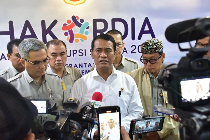 FOTO: Menteri Pertanian Andi Amran Sulaiman saat memberikan keterangan persnya di peringatan Hari Anti Korupsi Sedunia (Hakordia) di Auditorium Utama Kantor Pusat Kementan, Jakarta Selatan, Kamis, (14/12/2023).