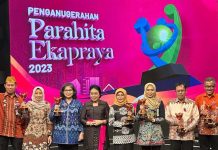 Inovasi Pembangunan Gender Berbasis Lorong Wisata, Antar DP3A Makassar Sabet Penghargaan APE 2023 FOTO: Menteri Pemberdayaan Perempuan dan Perlindungan Anak RI, Bintang Puspayoga kepada Sekda Kota Makassar, Muh Ansar, disampingi Kadis DP3A Makassar, Achi Soleman di Gedung Metro TV Lantai 3, Kedoya Kebun Jeruk, Jakarta Barat, Selasa (19/12/2023).