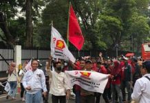 Survei Nasional, LSI Denny JA: Gerindra Salip PDIP FOTO: Atribut bendera PDIP berkibar di tengah-tengah massa pendukung Prabowo Subianto-Gibran Rakabuming Raka yang hendak mengawal mendaftar ke Kantor KPU, Jakarta, Rabu (25/10). (CNN Indonesia/Ramadhan Rizki)