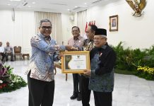 Kementan Diganjar KIP Sebagai Kementerian Terinformatif Tahun 2023 FOTO: Wail Presiden KH. Ma’ruf Amin menyerahkan penghargaan kepada Wakil Menteri Pertanian, Harvick Hasnul Qolbi di Istana Wakil Presiden, Jakarta, Selasa (19/12/2023).