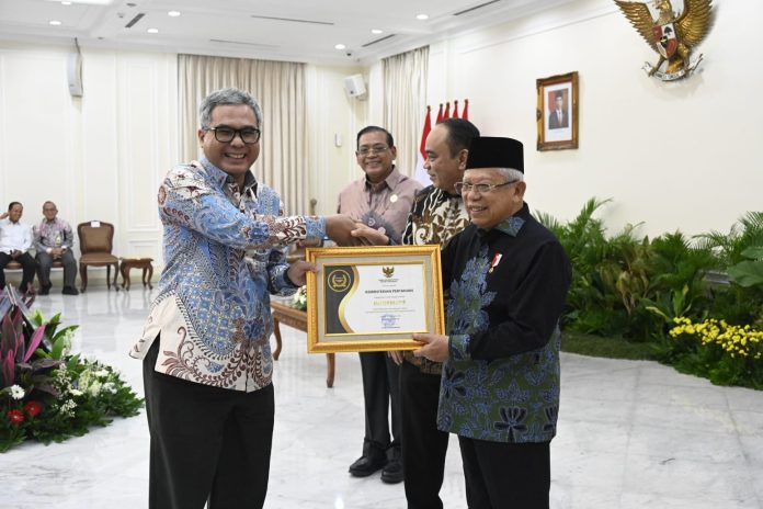 FOTO: Wail Presiden KH. Ma’ruf Amin menyerahkan penghargaan kepada Wakil Menteri Pertanian, Harvick Hasnul Qolbi di Istana Wakil Presiden, Jakarta, Selasa (19/12/2023).