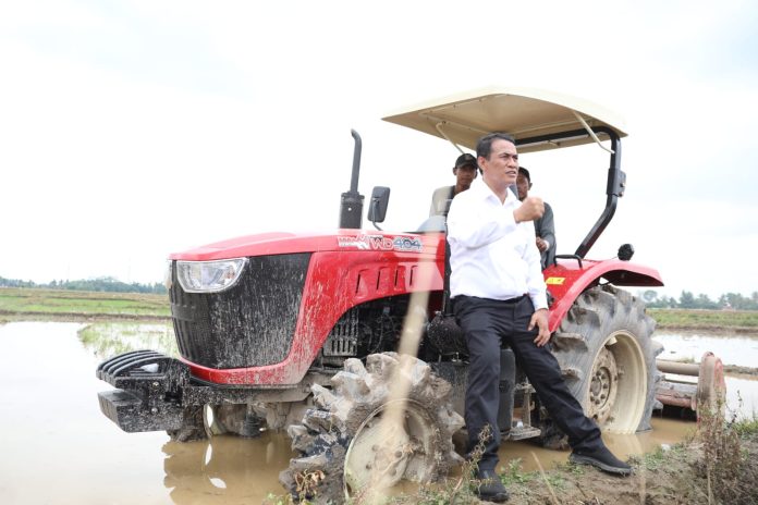 FOTO: Menteri Pertanian Andi Amran Sulaiman melakukan kunjungan kerja ke lahan pertanian yang ada di Kelurahan Adipuro, Kecamatan Trimujo, Kabupaten Lampung Tengah, Provinsi Lampung, besok, Rabu (20/12/2023)