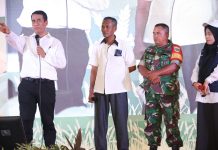 Percepatan Tanam Padi, Mentan Amran: Pupuk Harus Mudah Didapatkan FOTO: Menteri Pertanian Andi Amran Sulaiman saat bersama Petani, Pendamping Petani dan Babinsa di Kecamatan Trimurjo, Kabupaten Lampung Tengah, Provinsi Lampung, pada Rabu, 20 Desember 2023.