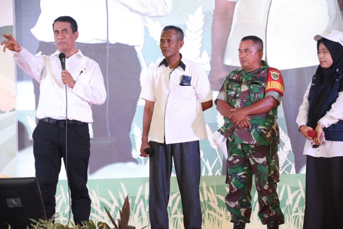 FOTO: Menteri Pertanian Andi Amran Sulaiman saat bersama Petani, Pendamping Petani dan Babinsa di Kecamatan Trimurjo, Kabupaten Lampung Tengah, Provinsi Lampung, pada Rabu, 20 Desember 2023.