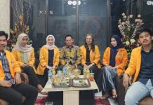 Mahasiswa FISH UNM Akhiri KKNT di Kantor Pengacara Aldin Bulen & Partners FOTO: Pimpinan kantor pengacara milik Drs. H. Aldin Bulen, S.H,.MH. bersama mahasiswa dan mahasiswi Fakultas Ilmu Sosial dan Hukum (FISH), Universitas Negeri Makassar (UNM) mengakhiri kuliah Kerja Nyata Tematik (KKNT). Makassar, Kamis (21/12/2023)