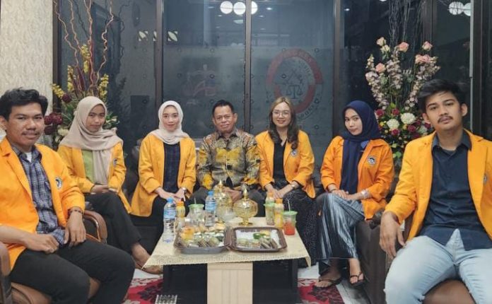 FOTO: Pimpinan kantor pengacara milik Drs. H. Aldin Bulen, S.H,.MH. bersama mahasiswa dan mahasiswi Fakultas Ilmu Sosial dan Hukum (FISH), Universitas Negeri Makassar (UNM) mengakhiri kuliah Kerja Nyata Tematik (KKNT). Makassar, Kamis (21/12/2023)