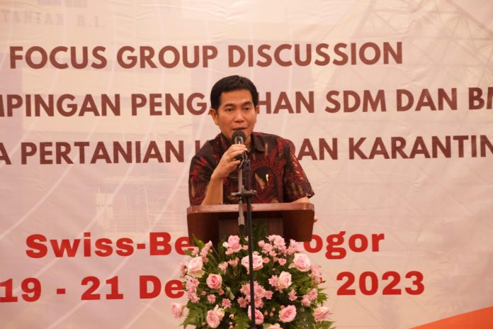 FOTO: Inspektur III Itjen Kementan, Andry Asmara saat menghadiri Focus Group Discussion (FGD) dalam rangka melakukan pendampingan pengalihan Unit Kerja Sumber Daya Manusia (SDM) dan Barang Milik Negara (BMN) Badan Karantina Pertanian Kementan menjadi Badan Karantina Indonesia, Wisnu Haryana di Bogor, kemarin Rabu, (20/12/2023).