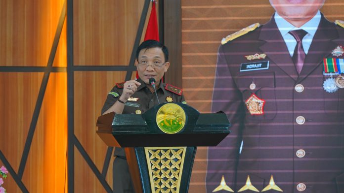 FOTO: Kepala Kejaksaan Tinggi Sulawesi Selatan Leonard Eben Ezer Simanjuntak saat memberikan sambutan Welcome Speech mengucapkan bagi Para peserta Focus Group Discussion di Kantor Kejati Sulsel. Kamis (21/12/2023)