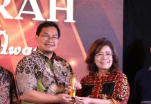 Kementan Sabet Website Terbaik dalam Indonesia Digital Inititative Award FOTO: Kepala Biro Humas dan Informasi Publik, Kementerian Pertanian, Kuntoro Boga Andri saat menerima penghargaan sebagai Website terbaik tingkat kementerian tahun 2023 dalam acara Indonesia Digital Initiative Awards (IDIA) 2023 yang diselenggarakan pada Kamis, (21/12/2023) di Jakarta.
