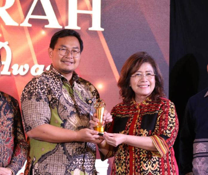 FOTO: Kepala Biro Humas dan Informasi Publik, Kementerian Pertanian, Kuntoro Boga Andri saat menerima penghargaan sebagai Website terbaik tingkat kementerian tahun 2023 dalam acara Indonesia Digital Initiative Awards (IDIA) 2023 yang diselenggarakan pada Kamis, (21/12/2023) di Jakarta.