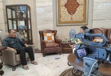 Punya Program ‘Jagai Ana’ta’, DP Bakal Terbitkan Perwali Larangan Penggunaan Knalpot brong di Makassar FOTO: Wali kota Makassar Moh Ramadhan Pomanto atau 'Danny Pomanto' dalam sesi wawancara televisi (Foto: Iwan Taruna)