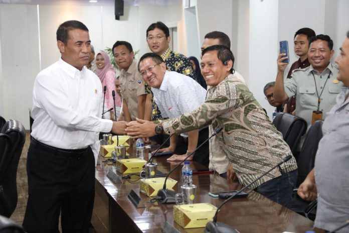 FOTO: Menteri Pertanian Andi Amran Sulaiman saat mengikuti audiensi Menteri Pertanian bersama sejumlah asosiasi peternak unggas rakyat, di Kantor Pusat Kementerian Pertanian, Jakarta, pada Kamis (28/12/2023) siang.