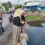 Peduli Lingkungan, Caleg Partai Golkar Bersama Komunitas MTS Siram Cairan Ekoenzim di Kanal Pampang FOTO: Kanan berhijab Ratna Raki Caleg Partai Golkar bersama komunitas Makassar Tanpa Sekat menuangkan cairan ekoenzim di aliran waduk Pampang, Toddopuli, Kecamatan Panakkukang, Makassar. Sabtu (30/12/2023)