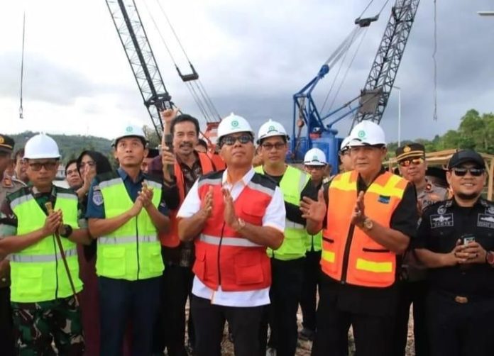 FOTO: Bupati Bulukumba Andi Muchtar Ali Yusuf saat meninjau pembangunan fasilitas pelabuhan Kajang di Kelurahan Tanah Jaya, Kecamatan Kajang.