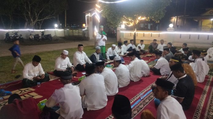 FOTO: Kepala Desa Karama Djusman bersama ulama saat menggelar dzikir akbar di pelataran halaman kantor desa Karama, Kecamatan Bulukumpa, Kabupaten Bulukumba. Ahad malam (31/12/2023)