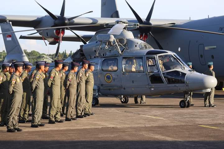 FOTO: Menteri Pertahanan Prabowo Subianto saat menyerahkan pesawat baru Super Hercules C-130J ke 4 dari 5 unit yang akan tiba, 4 helikopter Fennec, dan 4 helikopter Panther kepada TNI AU, AD, dan AL disaksikan langsung oleh Bapak Presiden Joko Widodo, Panglima TNI, para Kepala Staf Angkatan dan Ketua Komisi 1 DPR.