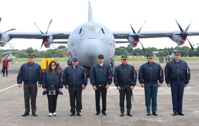 FOTO: Menteri Pertahanan Prabowo Subianto saat menyerahkan pesawat baru Super Hercules C-130J ke 4 dari 5 unit yang akan tiba, 4 helikopter Fennec, dan 4 helikopter Panther kepada TNI AU, AD, dan AL disaksikan langsung oleh Bapak Presiden Joko Widodo, Panglima TNI, para Kepala Staf Angkatan dan Ketua Komisi 1 DPR.