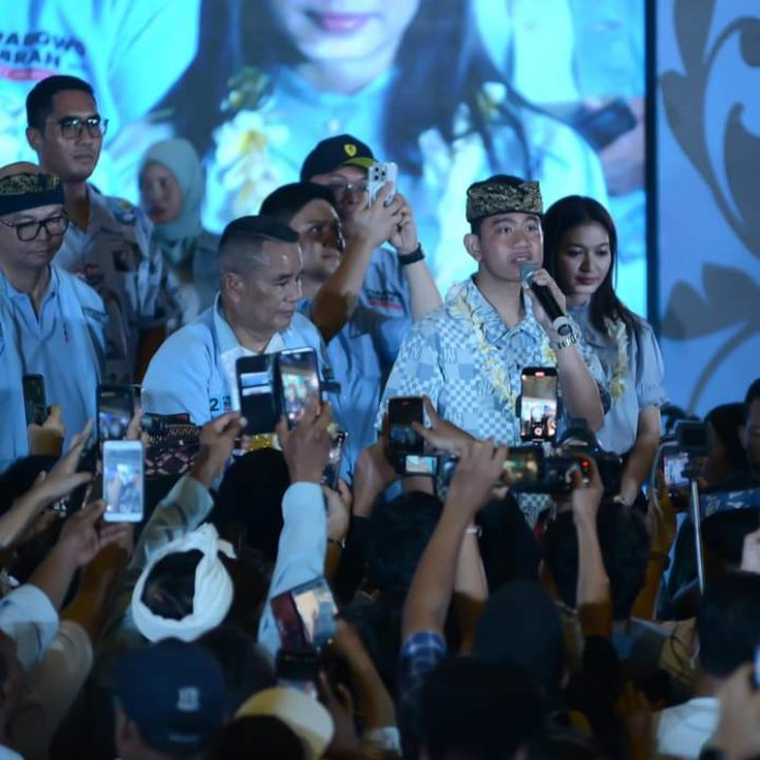 FOTO: Gibran bersama Hotman Paris saat berada di bali beberapa waktu lalu bersama pelaku dan perintis usaha mikro hingga menengah, kaum muda yang kreatif, hingga tokoh-tokoh adat dan pemuka agama.