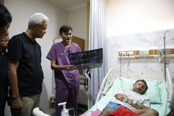 FOTO: Capres Ganjar Pranowo saat membesuk korban penganiyaan oleh oknum anggota Yonif Raider 408/SBH Boyolali.