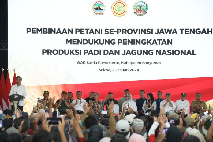 FOTO: Presiden Jokowi dan Menteri Pertanian Andi Amran Sulaiman dalam kunjungan kerjanya ke Banyumas, Jawa Tengah, Selasa, 2 Januari 2024.