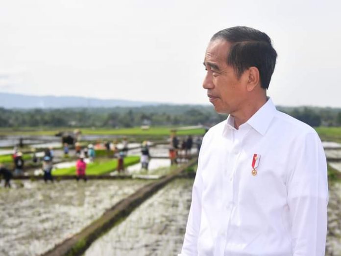 FOTO: Presiden Joko Widodo atau Jokowi saat mengunjungi di Kabupaten Banyumas, Jawa Tengah, Rabu, 3 Januari 2024. (sumber akun Facebook Jokowi)