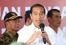 Presiden Jokowi Mulai Salurkan BLT El Nino Kepada 18 Juta Penerima Manfaat FOTO: Presiden Joko Widodo atau Jokowi menyalurkan Bantuan Langsung Tunai (BLT) El Nino kepada para penerima manfaat di Gudang Bulog Klahang, Kabupaten Banyumas, Jawa Tengah. Rabu 3 Januari 2024.