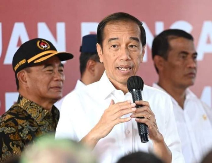 FOTO: Presiden Joko Widodo atau Jokowi menyalurkan Bantuan Langsung Tunai (BLT) El Nino kepada para penerima manfaat di Gudang Bulog Klahang, Kabupaten Banyumas, Jawa Tengah. Rabu 3 Januari 2024.