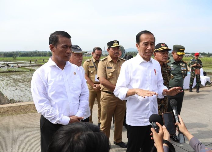 FOTO: Presiden Joko Widodo (Jokowi) didampingi Menteri Pertanian Andi Amran Sulaiman saat meninjau tanam padi di Kabupaten Banyumas, Jawa Tengah. Rabu, 3 Januari 2024.